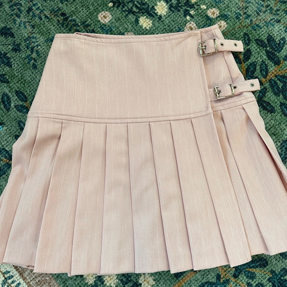 Chic Blush Pleated Mini Skirt with Buckles